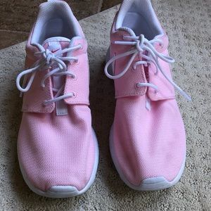 Light pink nike roshe